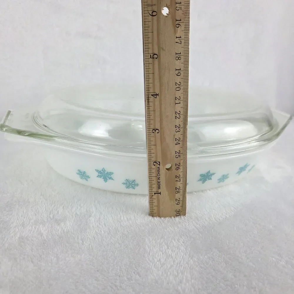 Vintage Pyrex 063 1.5 Qt Oval Divided Casserole Dish w/ Lid & Handles Snowflake